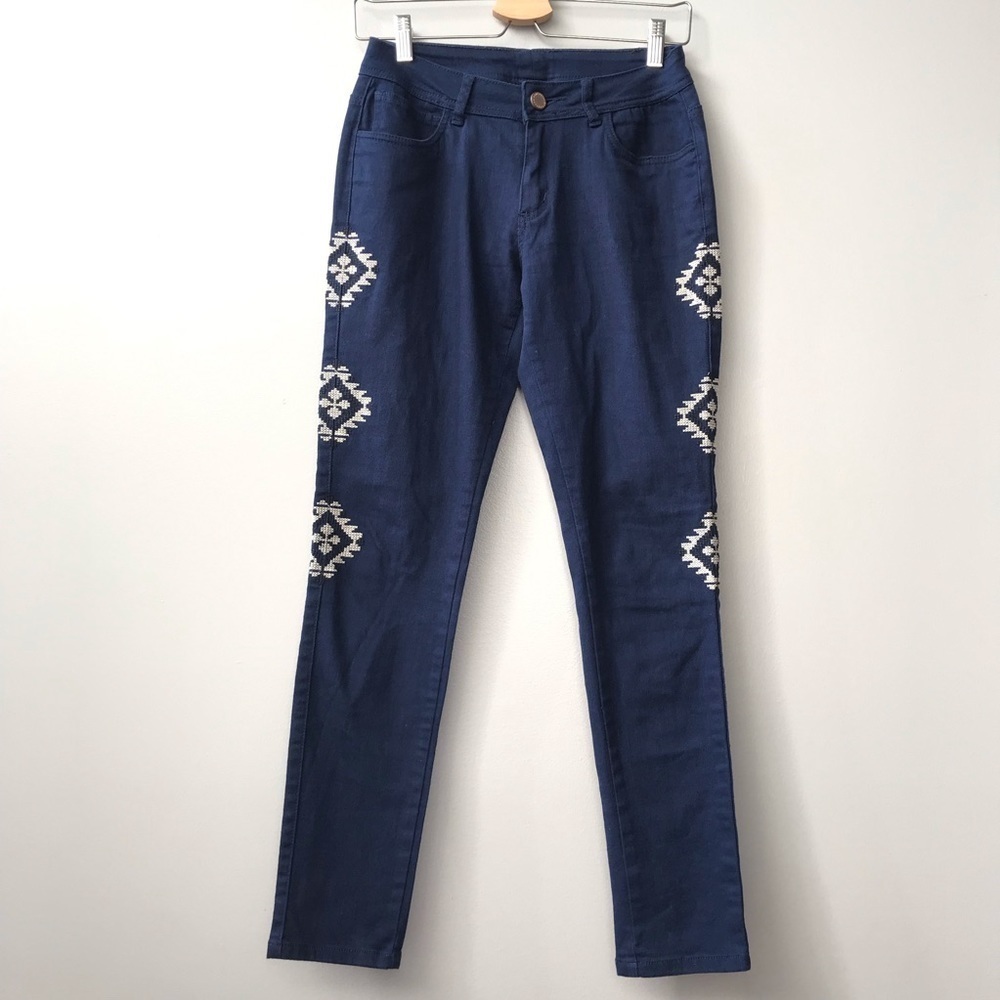 ROMEO & JULIET COUTURE Embroidered Jeans - Picture 3 of 8